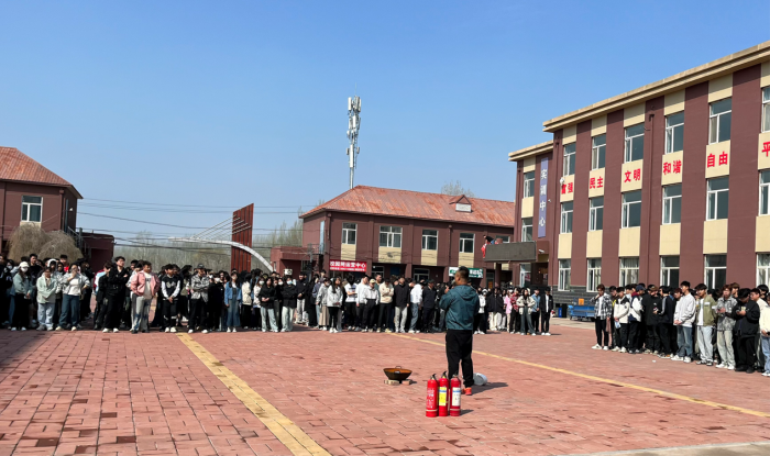 以練為戰(zhàn) 防患未然 ——內(nèi)蒙古科技職業(yè)學(xué)院專門組織消防應(yīng)急疏散演練