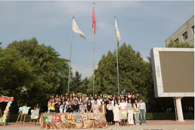 以美育心 向美而行 ——教育系2023級學前教育專業手工作品展在校園中心連廊精彩呈現